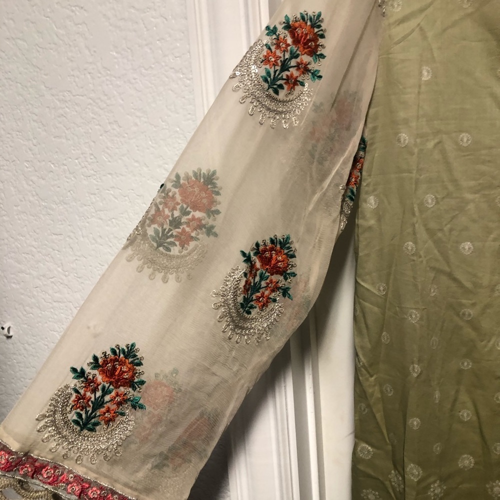 Maria B Luxury Lawn Embroidered Pakistani 3pc Suit - Picture 4 of 12
